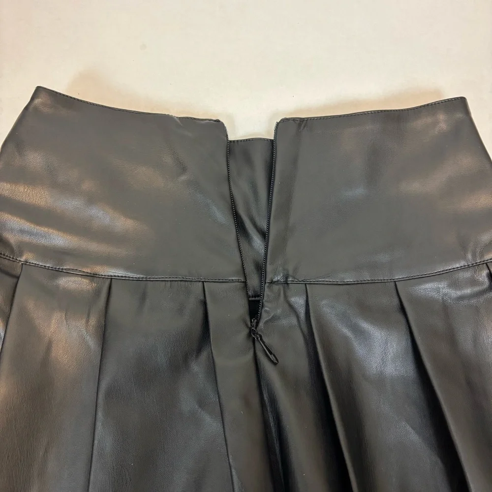 WEWOREWHAT Faux Leather Tennis Skirt in Black Size S